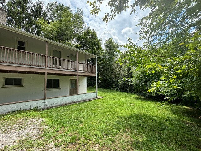 Foto del edificio - 3 Bedroom 1 Bath Duplex