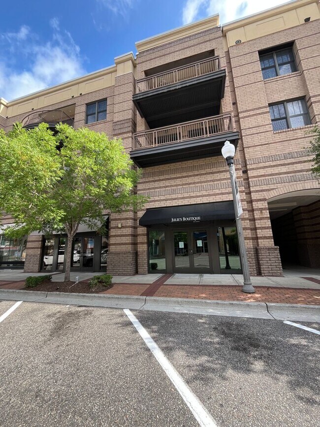 Building Photo - Modern condo  in the center of shopping , restaurants and entertainment venues.