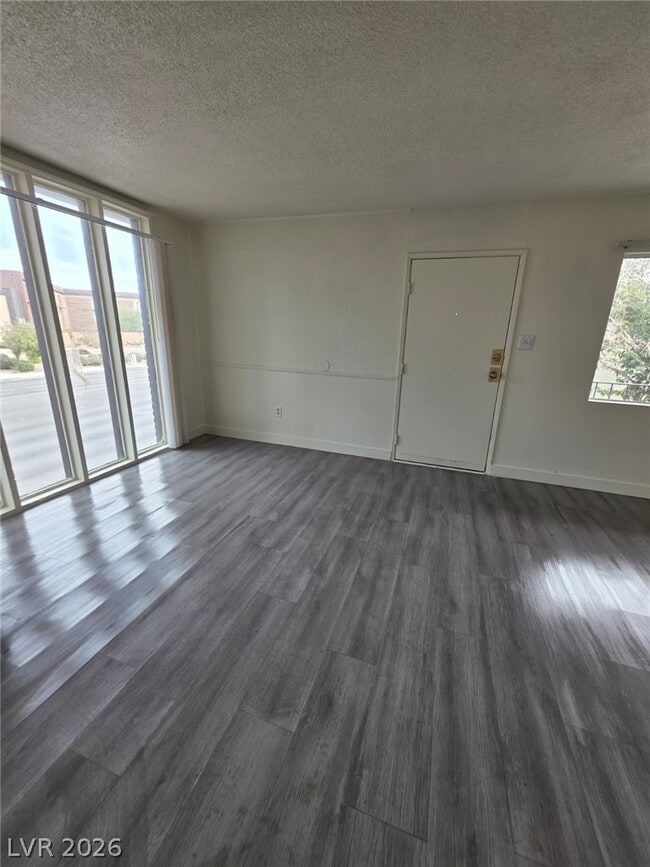 Foto del edificio - 1121 E Desert Inn Rd