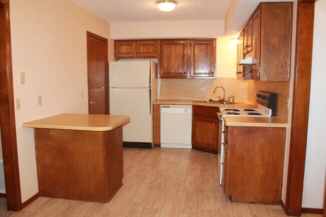 Building Photo - 2 Bedrooms - 2 Full Baths!