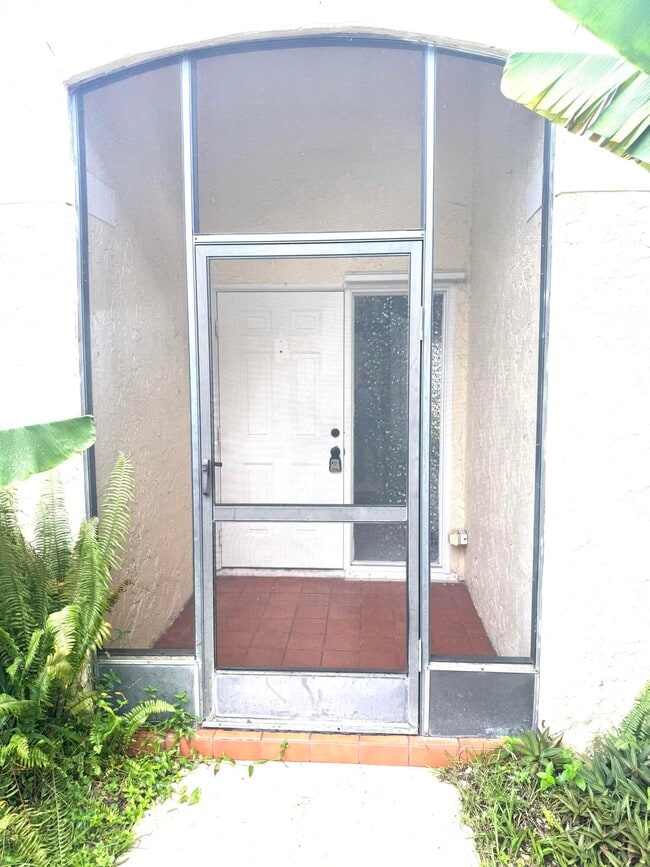 Foto del edificio - 1732 Shoreside Cir