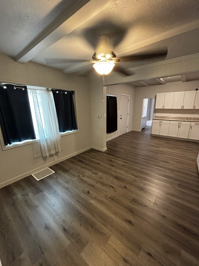 Foto del edificio - 1428 E Orman Ave
