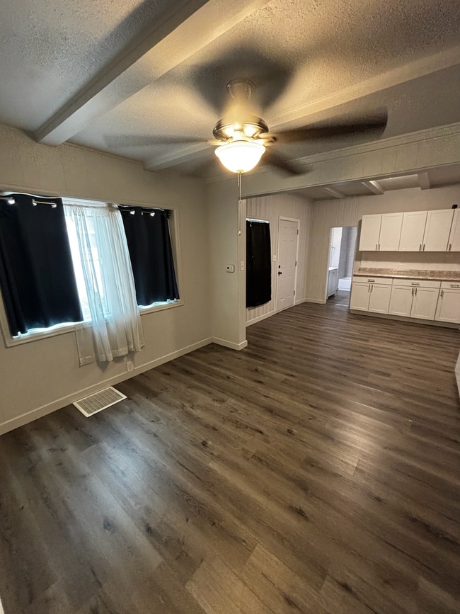 Building Photo - 1428 E Orman Ave
