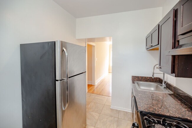Building Photo - Renovated 2-Bed - Top Floor Unit - Heat In...