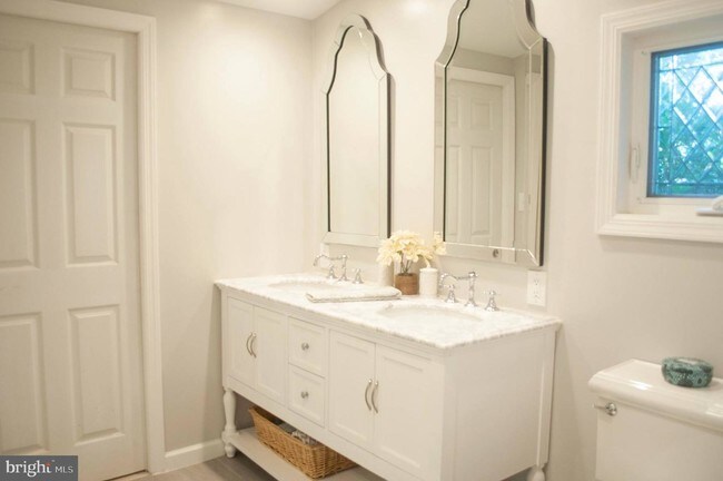 Foto del edificio - 270 Edgebrook Rd