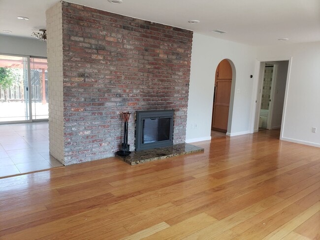 Building Photo - Beautiful Remodeled 3x2 Home in Sunland Pa...