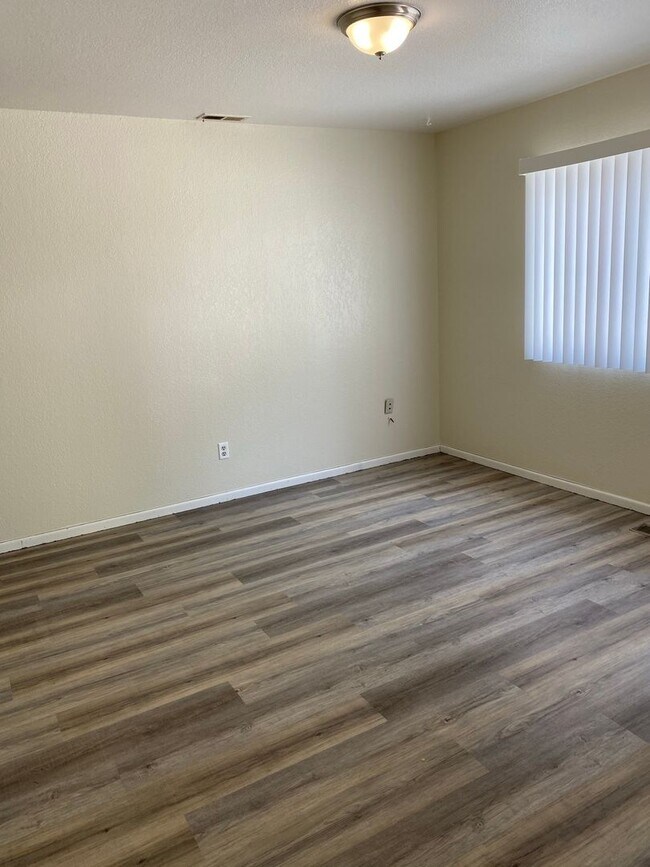 Building Photo - 674 Humboldt St