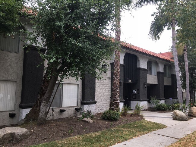 Building Photo - Rock Glen Villa...Gorgeous Newly Remodeled Apartments In Glendale Neighborhood!