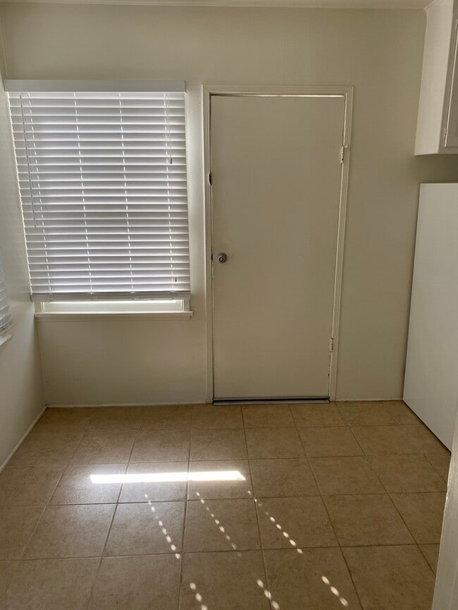 Building Photo - 5368 E Village Rd