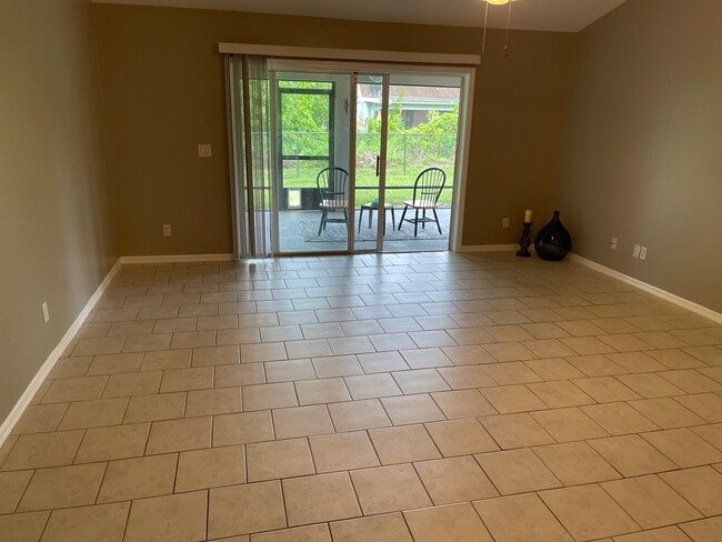 Open Concent Living Room w/volume ceilings - 11177 Airport Dr
