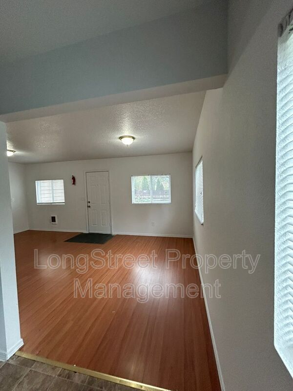 Building Photo - 4553 NE 105th Ave