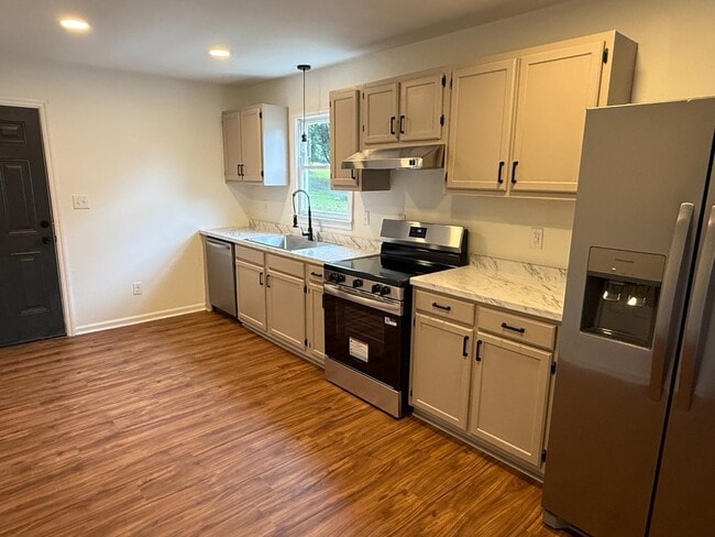 Photo - 411 Doak St House