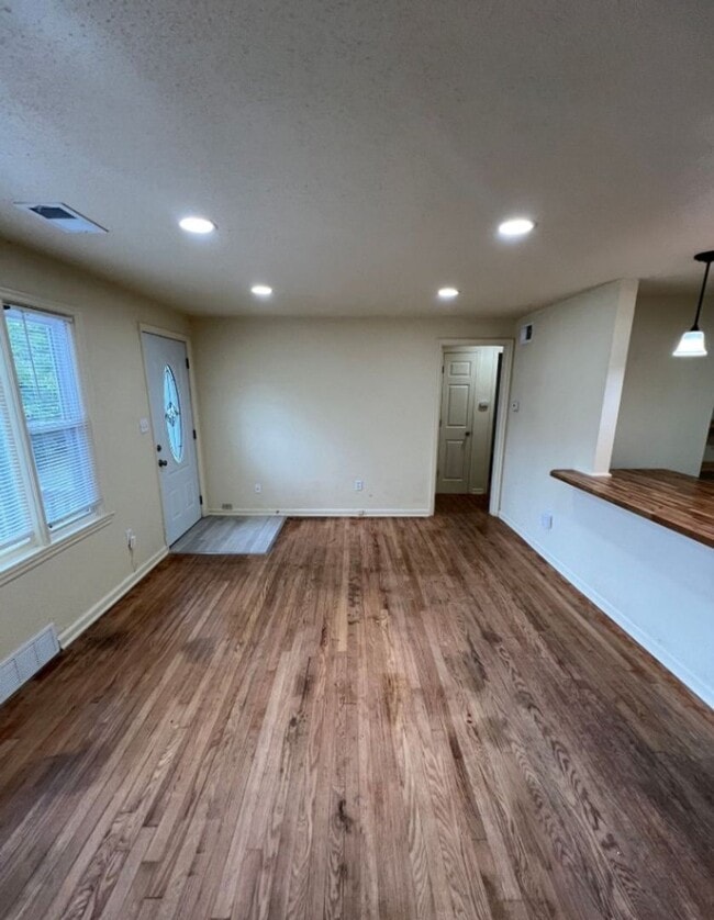 Building Photo - Stylish 2-Bed Home with Modern Kitchen & S...
