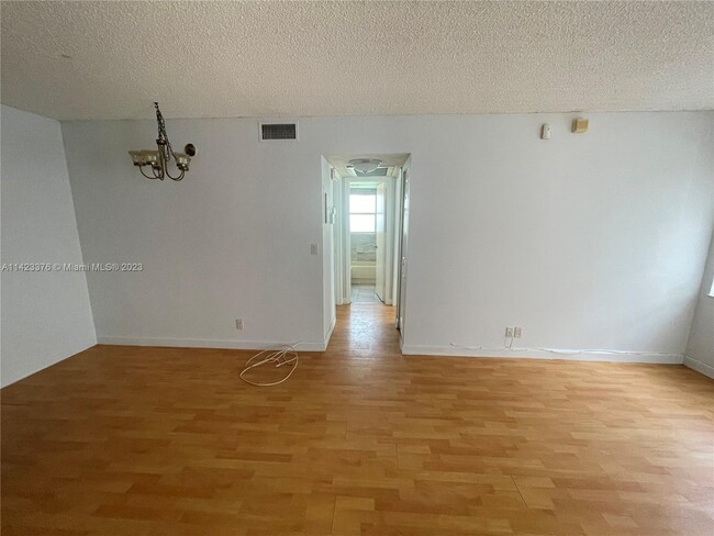 Building Photo - 812 Twin Lakes Dr
