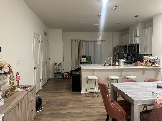 Foto del edificio - Room in Townhome on Spline Cir