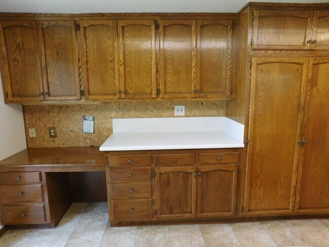 Building Photo - Spacious 2 Story 3 Bedroom + Den, 2 Bath H...