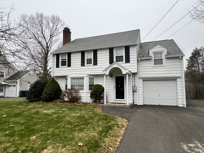 Beautiful, Single Family Colonial for Rent in Springfield! - Beautiful, Single Family Colonial for Rent in Springfield! House