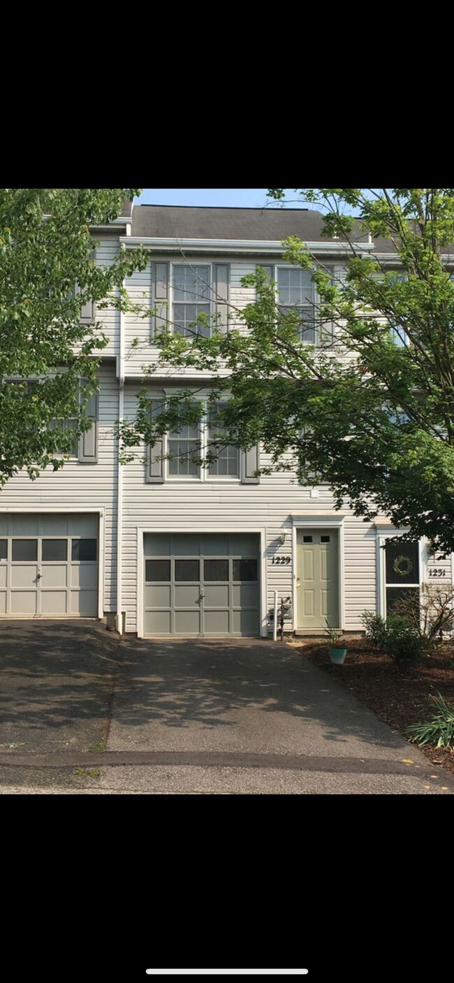 Foto del edificio - 1229 Meadowbrook Dr