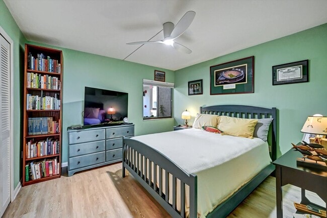 Building Photo - 4821 S Landings Dr