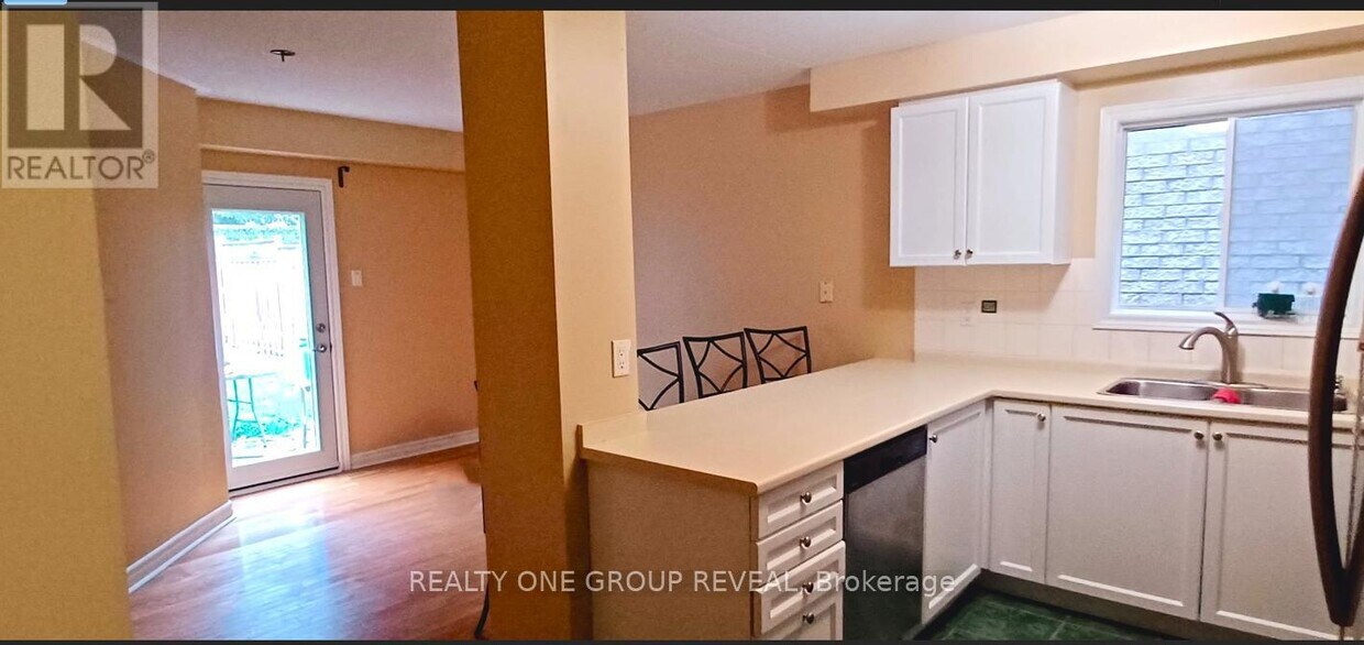 Photo du bâtiment - 735 Swan Pl