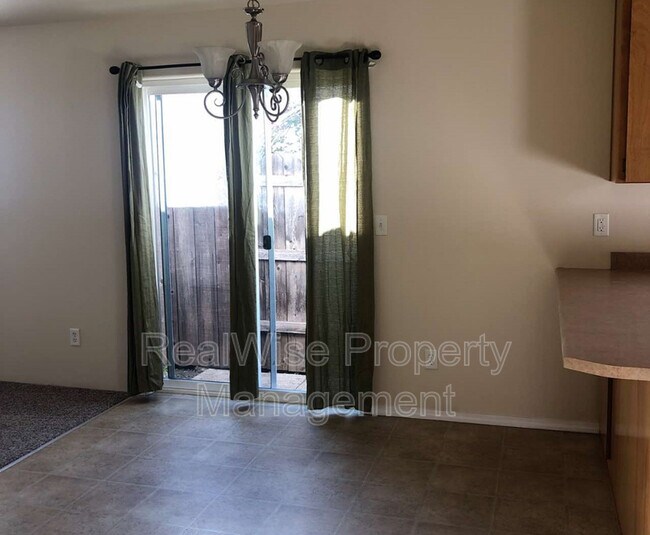 Building Photo - 3172 Forest Hills Dr