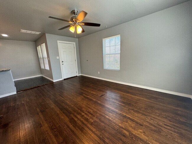 Foto del edificio - 1302 N 73rd E Ave