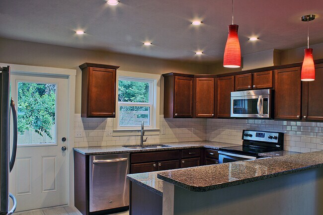 Building Photo - Luxury 4 Bedroom, 4 Bathroom Cottage in Fi...
