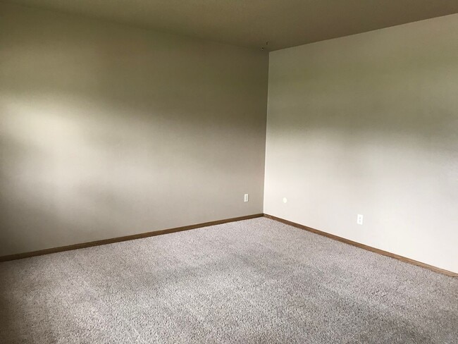 Building Photo - 718/720 6th St NE