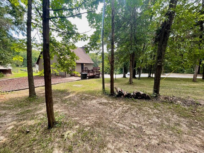 Foto del edificio - Unique 4 Bedroom Home on Dead-End Road w/ 6 Acres