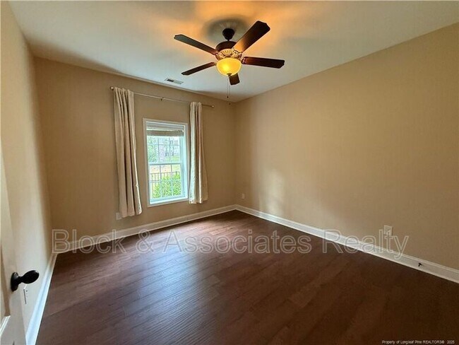 Foto del edificio - 148 Valley Stream Rd