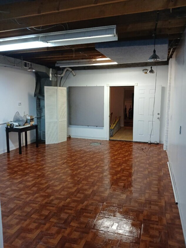 Beautiful Parkay Floor Large room 1st floor - 2210 Murray Hill Rd