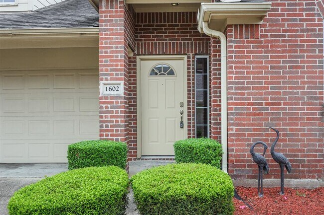 Foto del edificio - 1602 Village Townhome Dr