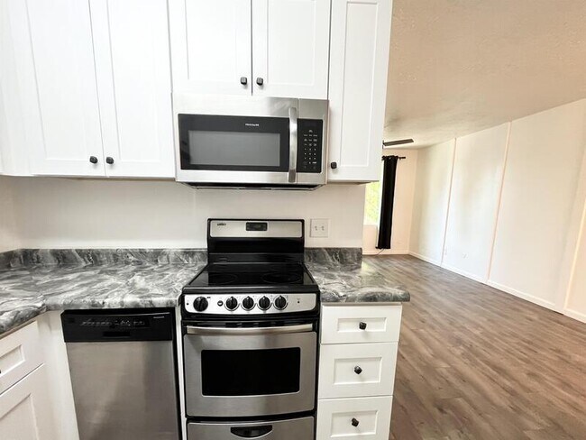 Building Photo - 330 E 700 S - 1 - L 307