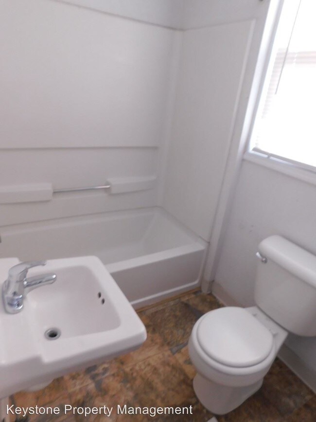 Building Photo - 3 br, 1 bath House - 1018 E. Ash Street
