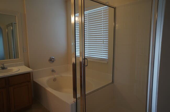 Photo - 944 Longleaf Dr House