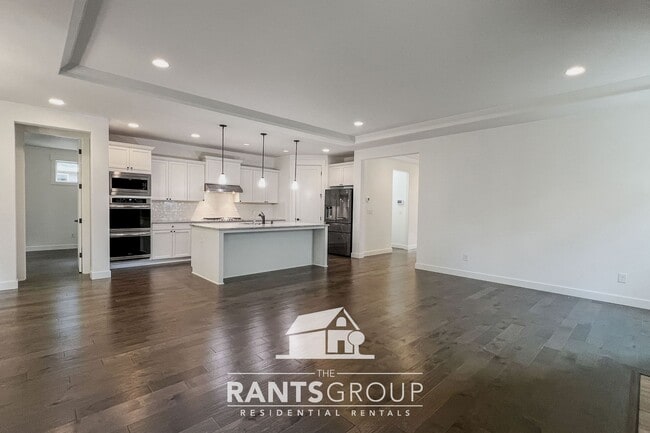 Building Photo - Elegant and Comfortable Living in a Beauti...