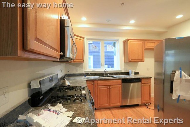 Building Photo - 25 Lewis St