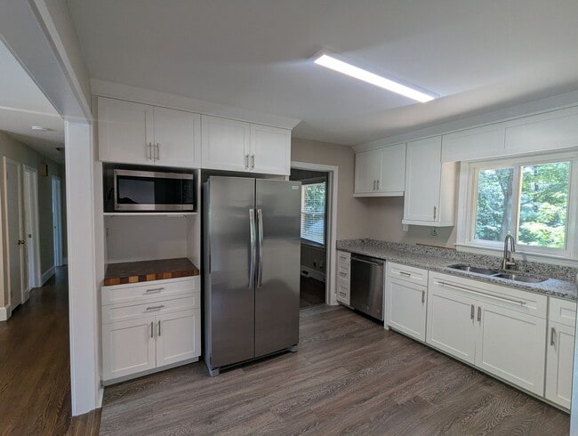 Foto del edificio - Ranch with Fence and 20x30 Garage/Workshop with Electric Close to Light Rail