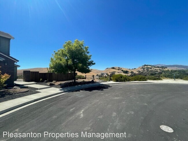 Building Photo - 5 br, 4.5 bath House - 913 Bailey Ct.