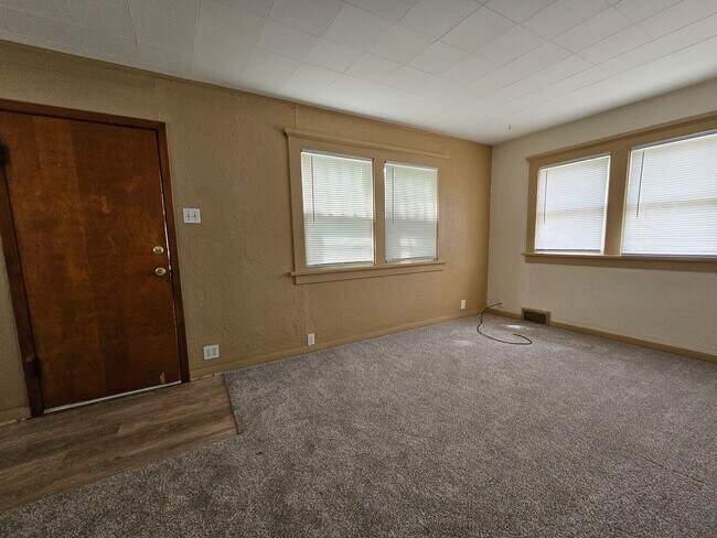 Building Photo - SE 2 bedroom 1 bath off Mt Vernon rd