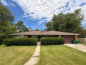 Building Photo - 330 E 69th Pl