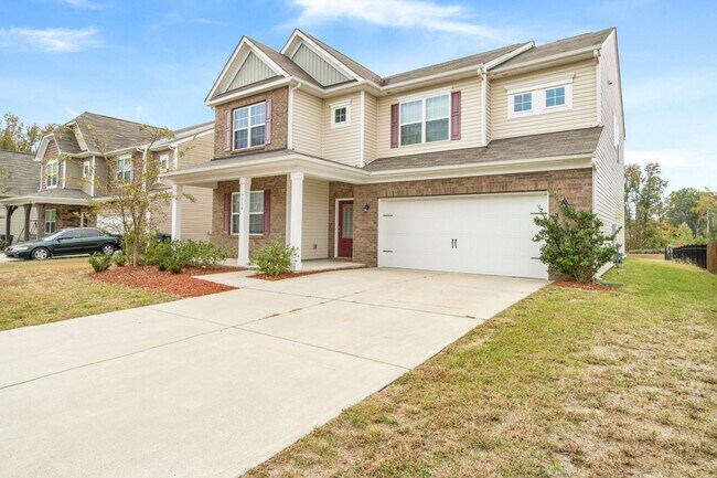 Foto del edificio - This Beautiful 5 Bedrooms, 3.5 Bathrooms is Located Steele Creek, in Berewick