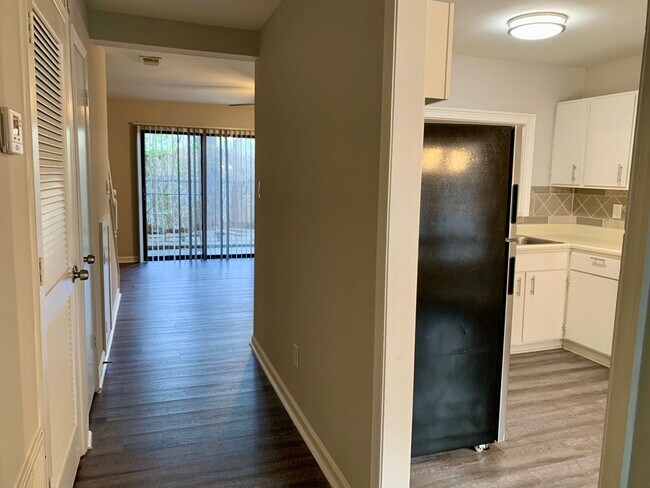 Building Photo - 1565 Oakpoint Dr