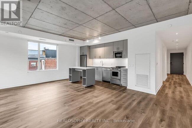 Building Photo - 115 Larchmount Ave