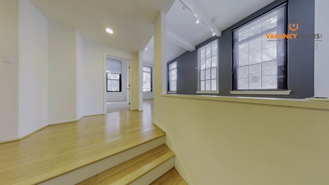 Building Photo - 220 E 31st St
