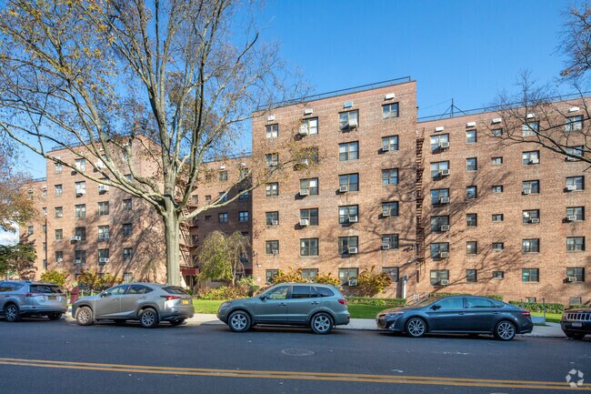 Foto del edificio - 8740 Francis Lewis Blvd