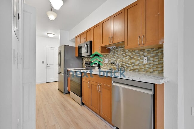 Building Photo - "Charming 1-Bedroom Condo in the Heart of Bellevue – Perfectly Cozy 422 Sq Ft Space!"