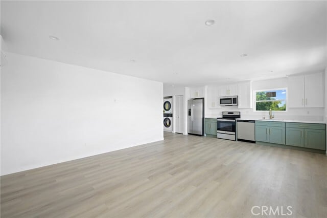 Building Photo - 842 E Cypress Ave