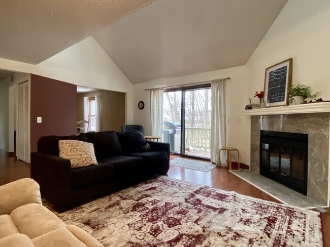 Building Photo - 2BR/2BA Plymouth Condo Available