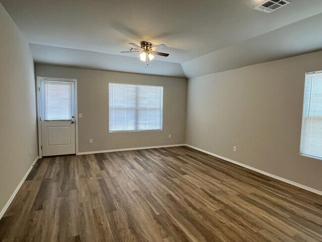 Building Photo - New Construction 4 Bed, 2 Bath Near Lake O...